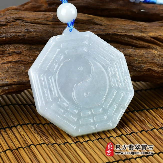 翡翠八卦項鍊玉珮左側照片 （已出售勿下標，可訂做）翡翠八卦項鍊玉珮（精工八卦太極，先天八卦：八卦牌A貨翡翠八卦玉珮、緬甸玉八卦玉墜）。白綠色糯種八卦，ED137。客製化訂做各種翡翠八卦吊墜玉珮項鍊。★附A貨翡翠雙證書
