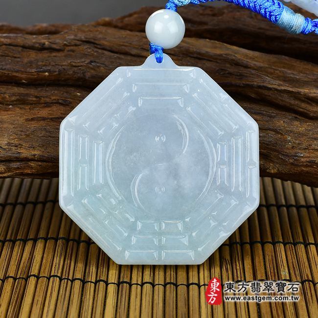 翡翠八卦項鍊玉珮背面照片 （已出售勿下標，可訂做）翡翠八卦項鍊玉珮（精工八卦太極，先天八卦：八卦牌A貨翡翠八卦玉珮、緬甸玉八卦玉墜）。白綠色糯種八卦，ED137。客製化訂做各種翡翠八卦吊墜玉珮項鍊。★附A貨翡翠雙證書