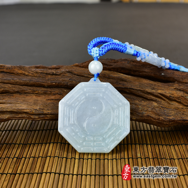 翡翠八卦項鍊玉珮情境照片 （已出售勿下標，可訂做）翡翠八卦項鍊玉珮（精工八卦太極，先天八卦：八卦牌A貨翡翠八卦玉珮、緬甸玉八卦玉墜）。白綠色糯種八卦，ED137。客製化訂做各種翡翠八卦吊墜玉珮項鍊。★附A貨翡翠雙證書