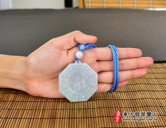 翡翠八卦項鍊玉珮大小示意照片 （已出售勿下標，可訂做）翡翠八卦項鍊玉珮（精工八卦太極，先天八卦：八卦牌A貨翡翠八卦玉珮、緬甸玉八卦玉墜）。白綠色糯種八卦，ED137。客製化訂做各種翡翠八卦吊墜玉珮項鍊。★附A貨翡翠雙證書