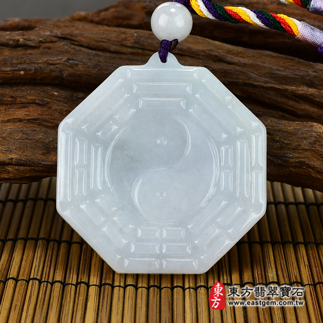 翡翠八卦項鍊玉珮正面照片 翡翠八卦項鍊玉珮（精工八卦太極，先天八卦：八卦牌A貨翡翠八卦玉珮、緬甸玉八卦玉墜）。白綠色糯種八卦，ED138。客製化訂做各種翡翠八卦吊墜玉珮項鍊。★附A貨翡翠雙證書