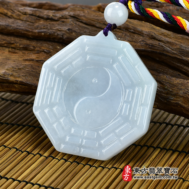 翡翠八卦項鍊玉珮右側照片 翡翠八卦項鍊玉珮（精工八卦太極，先天八卦：八卦牌A貨翡翠八卦玉珮、緬甸玉八卦玉墜）。白綠色糯種八卦，ED138。客製化訂做各種翡翠八卦吊墜玉珮項鍊。★附A貨翡翠雙證書