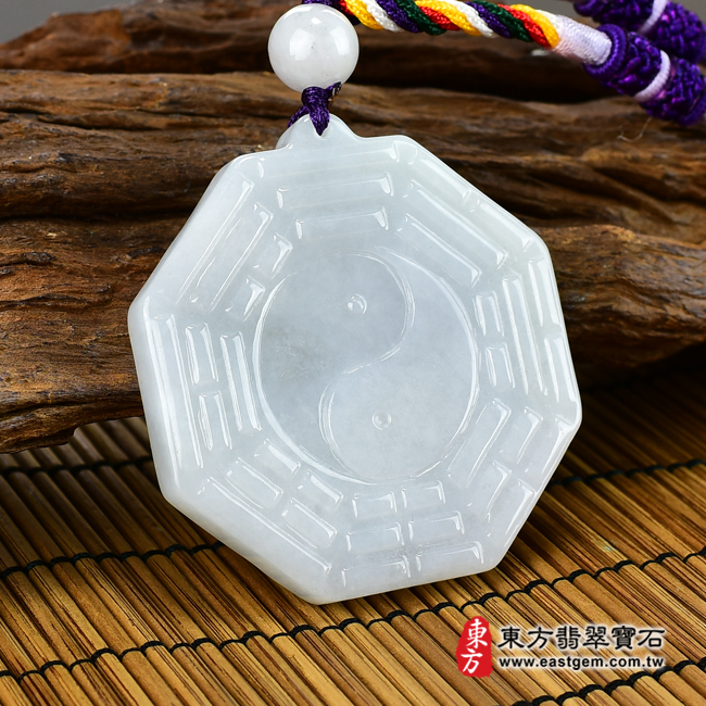 翡翠八卦項鍊玉珮左側照片 翡翠八卦項鍊玉珮（精工八卦太極，先天八卦：八卦牌A貨翡翠八卦玉珮、緬甸玉八卦玉墜）。白綠色糯種八卦，ED138。客製化訂做各種翡翠八卦吊墜玉珮項鍊。★附A貨翡翠雙證書