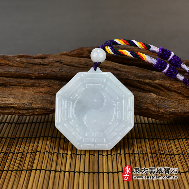 翡翠八卦項鍊玉珮情境照片 翡翠八卦項鍊玉珮（精工八卦太極，先天八卦：八卦牌A貨翡翠八卦玉珮、緬甸玉八卦玉墜）。白綠色糯種八卦，ED138。客製化訂做各種翡翠八卦吊墜玉珮項鍊。★附A貨翡翠雙證書