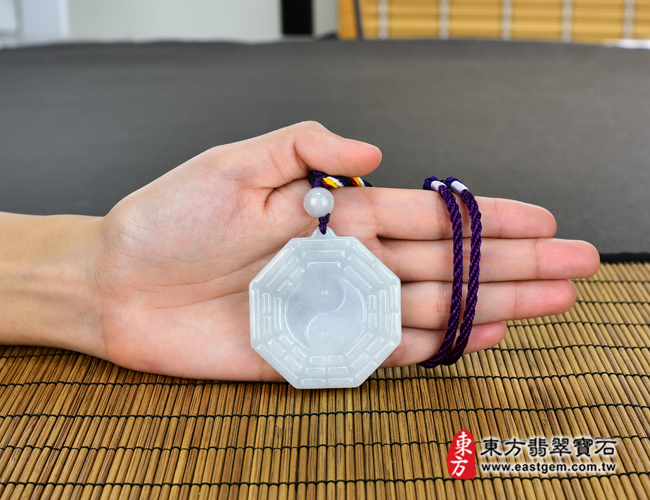 翡翠八卦項鍊玉珮大小示意照片 翡翠八卦項鍊玉珮（精工八卦太極，先天八卦：八卦牌A貨翡翠八卦玉珮、緬甸玉八卦玉墜）。白綠色糯種八卦，ED138。客製化訂做各種翡翠八卦吊墜玉珮項鍊。★附A貨翡翠雙證書