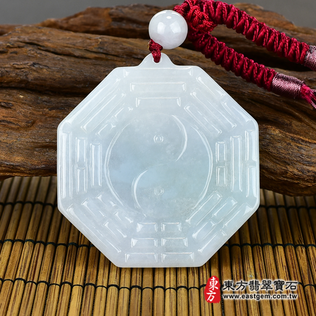 翡翠八卦項鍊玉珮正面照片 （已出售勿下標，可訂做）翡翠八卦項鍊玉珮（精工八卦太極，先天八卦：八卦牌A貨翡翠八卦玉珮、緬甸玉八卦玉墜）。白綠色糯種八卦，ED141。客製化訂做各種翡翠八卦吊墜玉珮項鍊。★附A貨翡翠雙證書