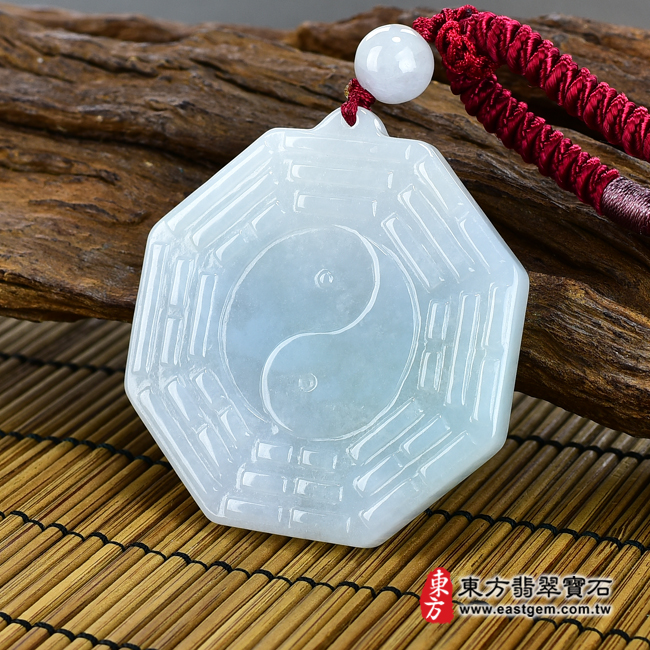 翡翠八卦項鍊玉珮右側照片 （已出售勿下標，可訂做）翡翠八卦項鍊玉珮（精工八卦太極，先天八卦：八卦牌A貨翡翠八卦玉珮、緬甸玉八卦玉墜）。白綠色糯種八卦，ED141。客製化訂做各種翡翠八卦吊墜玉珮項鍊。★附A貨翡翠雙證書