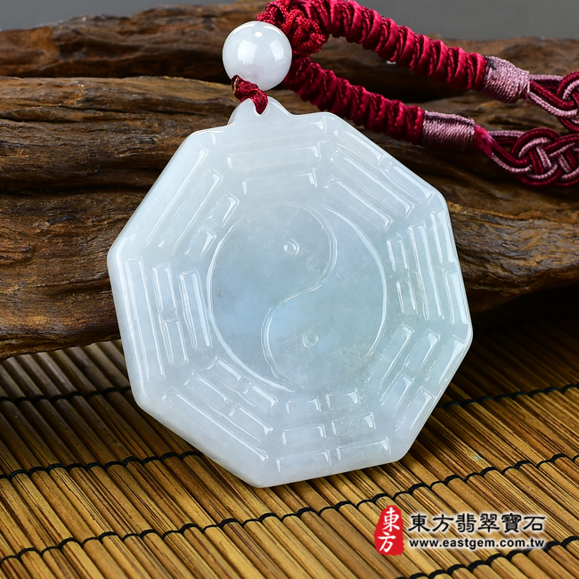翡翠八卦項鍊玉珮左側照片 （已出售勿下標，可訂做）翡翠八卦項鍊玉珮（精工八卦太極，先天八卦：八卦牌A貨翡翠八卦玉珮、緬甸玉八卦玉墜）。白綠色糯種八卦，ED141。客製化訂做各種翡翠八卦吊墜玉珮項鍊。★附A貨翡翠雙證書