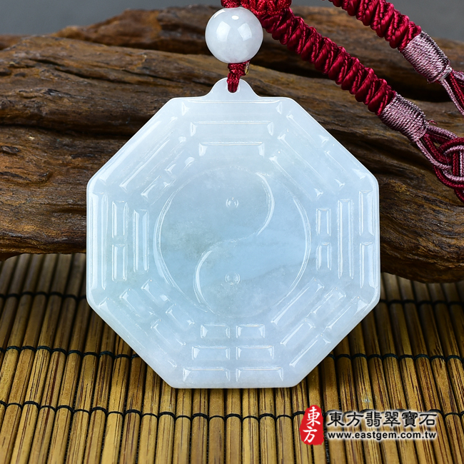 翡翠八卦項鍊玉珮背面照片 （已出售勿下標，可訂做）翡翠八卦項鍊玉珮（精工八卦太極，先天八卦：八卦牌A貨翡翠八卦玉珮、緬甸玉八卦玉墜）。白綠色糯種八卦，ED141。客製化訂做各種翡翠八卦吊墜玉珮項鍊。★附A貨翡翠雙證書