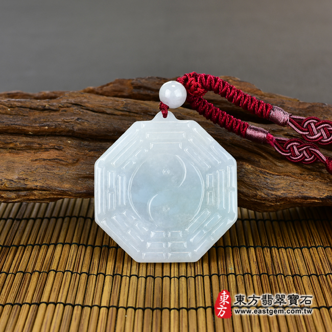 翡翠八卦項鍊玉珮情境照片 （已出售勿下標，可訂做）翡翠八卦項鍊玉珮（精工八卦太極，先天八卦：八卦牌A貨翡翠八卦玉珮、緬甸玉八卦玉墜）。白綠色糯種八卦，ED141。客製化訂做各種翡翠八卦吊墜玉珮項鍊。★附A貨翡翠雙證書