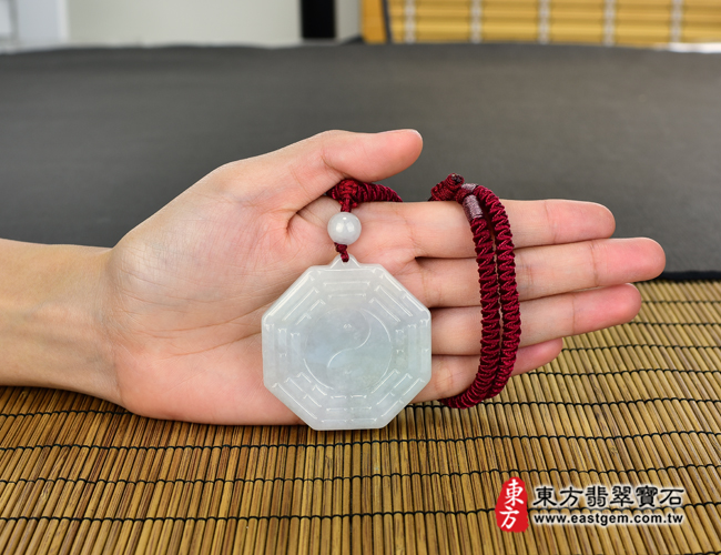 翡翠八卦項鍊玉珮大小示意照片 （已出售勿下標，可訂做）翡翠八卦項鍊玉珮（精工八卦太極，先天八卦：八卦牌A貨翡翠八卦玉珮、緬甸玉八卦玉墜）。白綠色糯種八卦，ED141。客製化訂做各種翡翠八卦吊墜玉珮項鍊。★附A貨翡翠雙證書