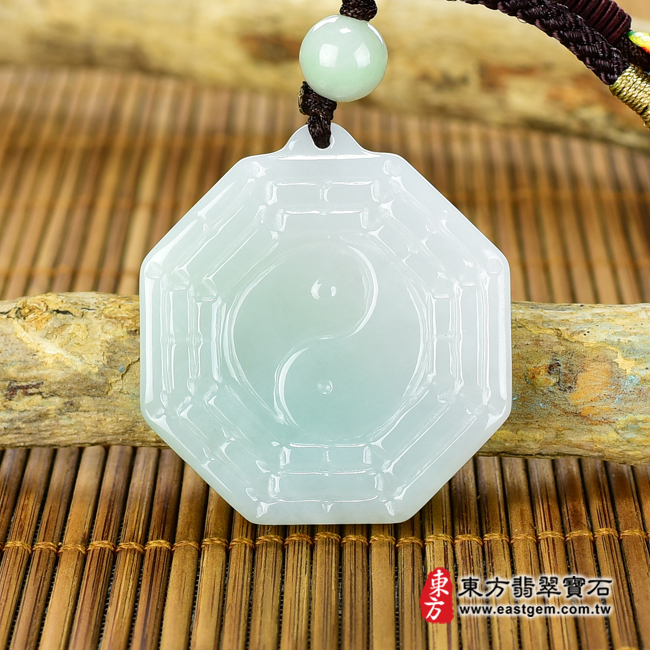 翡翠八卦項鍊玉珮正面照片 翡翠八卦項鍊玉珮（精工八卦太極，後天八卦：八卦牌A貨翡翠八卦玉珮、緬甸玉八卦玉墜）。淡綠色糯種八卦，ED143。客製化訂做各種翡翠八卦吊墜玉珮項鍊。★附A貨翡翠雙證書