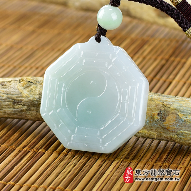翡翠八卦項鍊玉珮右側照片 翡翠八卦項鍊玉珮（精工八卦太極，後天八卦：八卦牌A貨翡翠八卦玉珮、緬甸玉八卦玉墜）。淡綠色糯種八卦，ED143。客製化訂做各種翡翠八卦吊墜玉珮項鍊。★附A貨翡翠雙證書