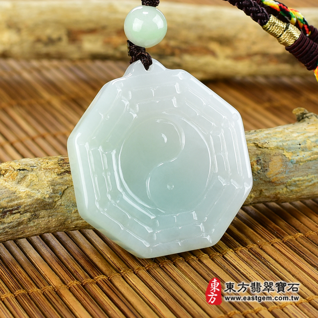 翡翠八卦項鍊玉珮左側照片 翡翠八卦項鍊玉珮（精工八卦太極，後天八卦：八卦牌A貨翡翠八卦玉珮、緬甸玉八卦玉墜）。淡綠色糯種八卦，ED143。客製化訂做各種翡翠八卦吊墜玉珮項鍊。★附A貨翡翠雙證書