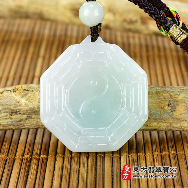 翡翠八卦項鍊玉珮背面照片 翡翠八卦項鍊玉珮（精工八卦太極，後天八卦：八卦牌A貨翡翠八卦玉珮、緬甸玉八卦玉墜）。淡綠色糯種八卦，ED143。客製化訂做各種翡翠八卦吊墜玉珮項鍊。★附A貨翡翠雙證書