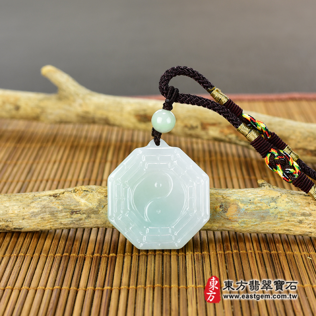 翡翠八卦項鍊玉珮情境照片 翡翠八卦項鍊玉珮（精工八卦太極，後天八卦：八卦牌A貨翡翠八卦玉珮、緬甸玉八卦玉墜）。淡綠色糯種八卦，ED143。客製化訂做各種翡翠八卦吊墜玉珮項鍊。★附A貨翡翠雙證書