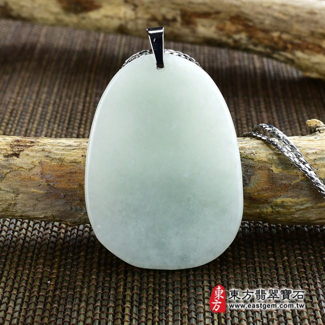 大日如來項鍊玉珮背面照片   翡翠大日如來項鍊玉珮（大日如來：大日如來牌A貨翡翠大日如來玉珮、緬甸玉大日如來玉墜）。淡綠色糯種大日如來，FD319。客製化訂做各種翡翠大日如來吊墜玉珮項鍊。★附A貨翡翠雙證書