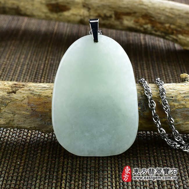 大日如來項鍊玉珮背面照片   （已出售勿下標，可訂做）翡翠大日如來項鍊玉珮（大日如來：大日如來牌A貨翡翠大日如來玉珮、緬甸玉大日如來玉墜）。淡綠色糯種大日如來，FD323。客製化訂做各種翡翠大日如來吊墜玉珮項鍊。★附A貨翡翠雙證書