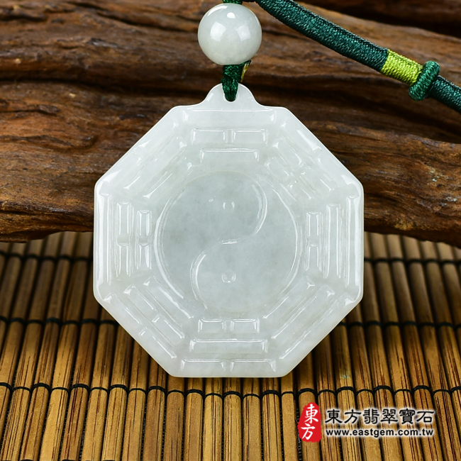 翡翠八卦項鍊玉珮正面照片 翡翠八卦項鍊玉珮（精工八卦太極，後天八卦：八卦牌A貨翡翠八卦玉珮、緬甸玉八卦玉墜）。淡綠色糯種八卦，ED145。客製化訂做各種翡翠八卦吊墜玉珮項鍊。★附A貨翡翠雙證書