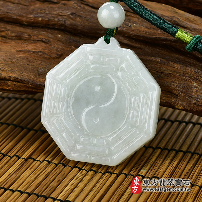 翡翠八卦項鍊玉珮右側照片 翡翠八卦項鍊玉珮（精工八卦太極，後天八卦：八卦牌A貨翡翠八卦玉珮、緬甸玉八卦玉墜）。淡綠色糯種八卦，ED145。客製化訂做各種翡翠八卦吊墜玉珮項鍊。★附A貨翡翠雙證書