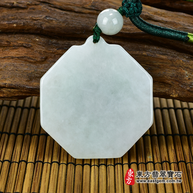 翡翠八卦項鍊玉珮背面照片 翡翠八卦項鍊玉珮（精工八卦太極，後天八卦：八卦牌A貨翡翠八卦玉珮、緬甸玉八卦玉墜）。淡綠色糯種八卦，ED145。客製化訂做各種翡翠八卦吊墜玉珮項鍊。★附A貨翡翠雙證書