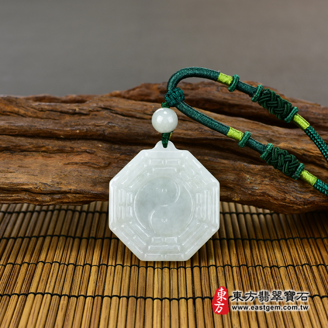 翡翠八卦項鍊玉珮情境照片 翡翠八卦項鍊玉珮（精工八卦太極，後天八卦：八卦牌A貨翡翠八卦玉珮、緬甸玉八卦玉墜）。淡綠色糯種八卦，ED145。客製化訂做各種翡翠八卦吊墜玉珮項鍊。★附A貨翡翠雙證書