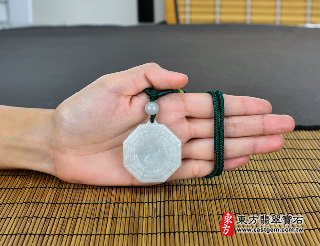 翡翠八卦項鍊玉珮大小示意照片 翡翠八卦項鍊玉珮（精工八卦太極，後天八卦：八卦牌A貨翡翠八卦玉珮、緬甸玉八卦玉墜）。淡綠色糯種八卦，ED145。客製化訂做各種翡翠八卦吊墜玉珮項鍊。★附A貨翡翠雙證書