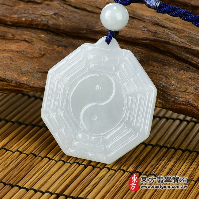 翡翠八卦項鍊玉珮右側照片 翡翠八卦項鍊玉珮（精工八卦太極，後天八卦：八卦牌A貨翡翠八卦玉珮、緬甸玉八卦玉墜）。白綠色糯種八卦，ED146。客製化訂做各種翡翠八卦吊墜玉珮項鍊。★附A貨翡翠雙證書