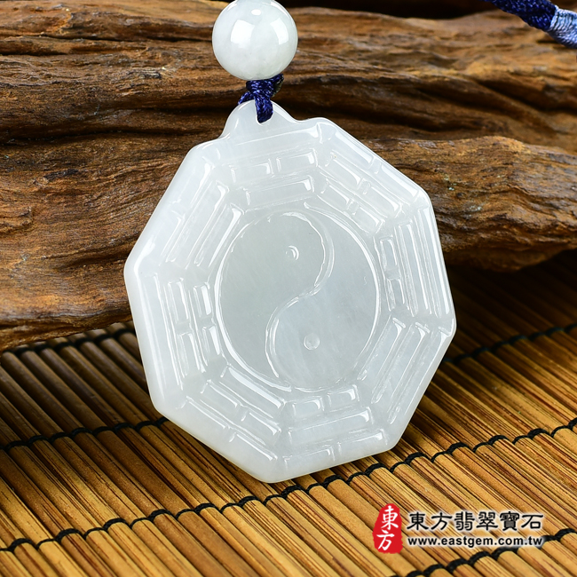 翡翠八卦項鍊玉珮左側照片 翡翠八卦項鍊玉珮（精工八卦太極，後天八卦：八卦牌A貨翡翠八卦玉珮、緬甸玉八卦玉墜）。白綠色糯種八卦，ED146。客製化訂做各種翡翠八卦吊墜玉珮項鍊。★附A貨翡翠雙證書