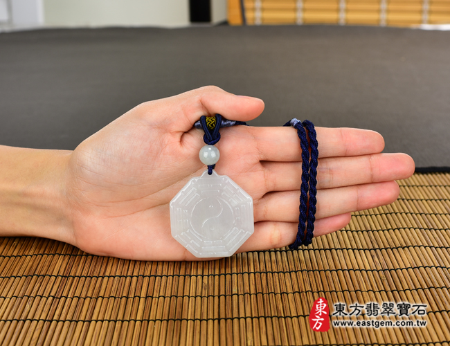翡翠八卦項鍊玉珮大小示意照片 翡翠八卦項鍊玉珮（精工八卦太極，後天八卦：八卦牌A貨翡翠八卦玉珮、緬甸玉八卦玉墜）。白綠色糯種八卦，ED146。客製化訂做各種翡翠八卦吊墜玉珮項鍊。★附A貨翡翠雙證書