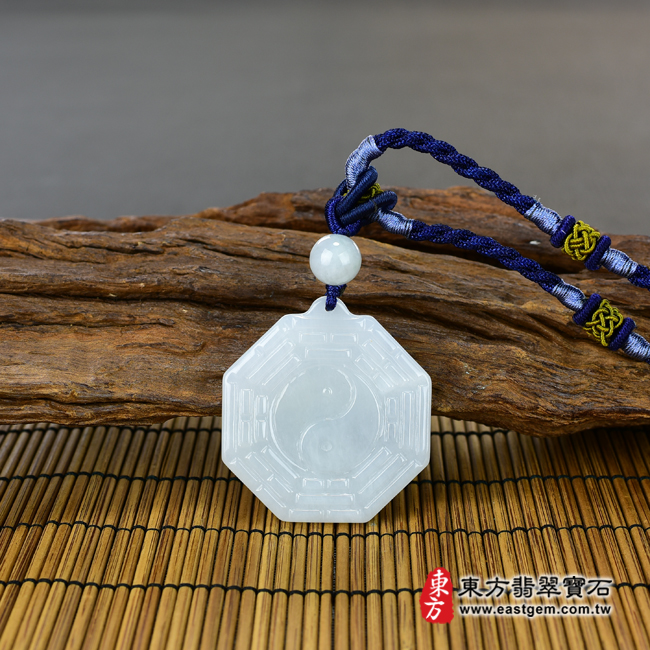 翡翠八卦項鍊玉珮情境照片 翡翠八卦項鍊玉珮（精工八卦太極，後天八卦：八卦牌A貨翡翠八卦玉珮、緬甸玉八卦玉墜）。白綠色糯種八卦，ED146。客製化訂做各種翡翠八卦吊墜玉珮項鍊。★附A貨翡翠雙證書