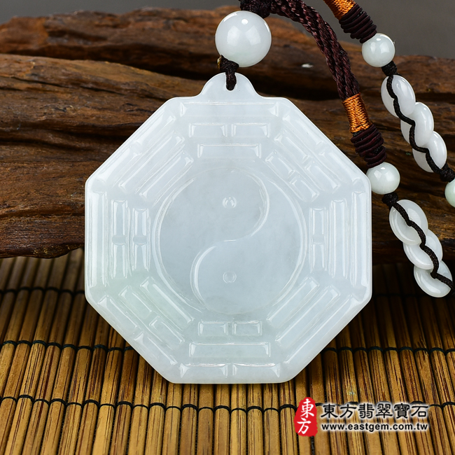翡翠八卦項鍊玉珮正面照片 翡翠八卦項鍊玉珮（精工八卦太極，後天八卦：八卦牌A貨翡翠八卦玉珮、緬甸玉八卦玉墜）。淡綠色糯種八卦，ED147。客製化訂做各種翡翠八卦吊墜玉珮項鍊。★附A貨翡翠雙證書