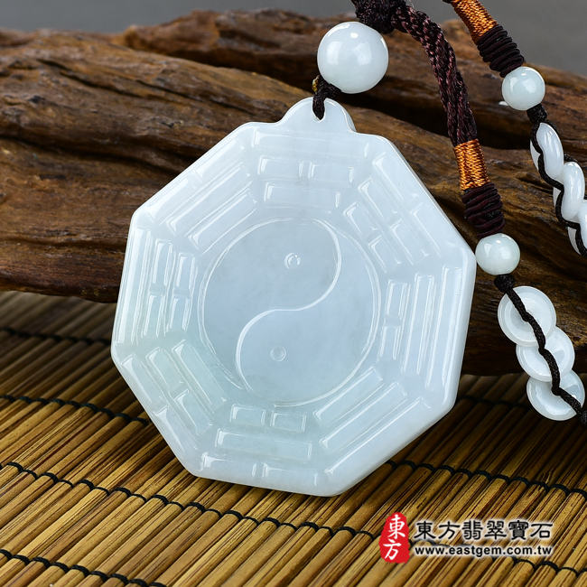 翡翠八卦項鍊玉珮右側照片 翡翠八卦項鍊玉珮（精工八卦太極，後天八卦：八卦牌A貨翡翠八卦玉珮、緬甸玉八卦玉墜）。淡綠色糯種八卦，ED147。客製化訂做各種翡翠八卦吊墜玉珮項鍊。★附A貨翡翠雙證書