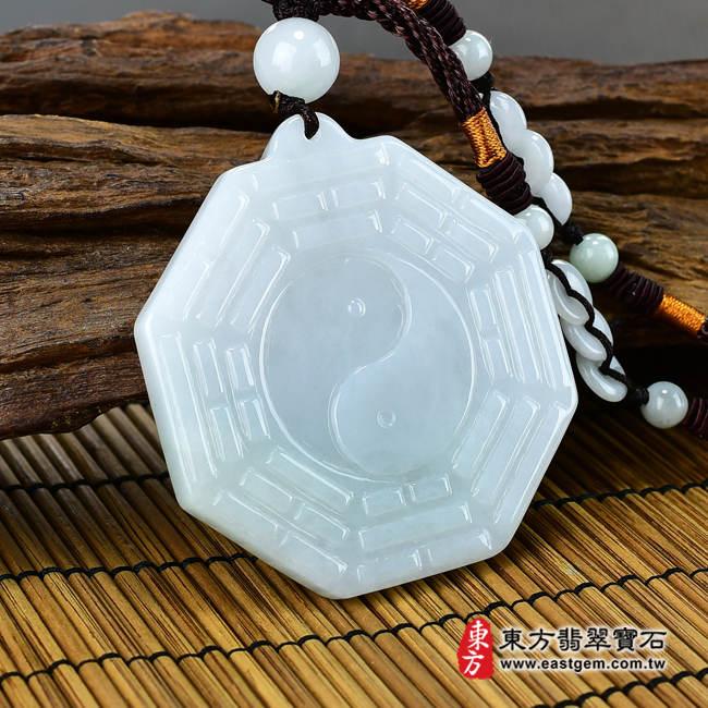 翡翠八卦項鍊玉珮左側照片 翡翠八卦項鍊玉珮（精工八卦太極，後天八卦：八卦牌A貨翡翠八卦玉珮、緬甸玉八卦玉墜）。淡綠色糯種八卦，ED147。客製化訂做各種翡翠八卦吊墜玉珮項鍊。★附A貨翡翠雙證書