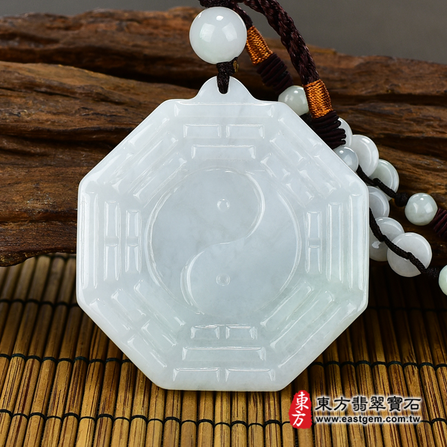 翡翠八卦項鍊玉珮背面照片 翡翠八卦項鍊玉珮（精工八卦太極，後天八卦：八卦牌A貨翡翠八卦玉珮、緬甸玉八卦玉墜）。淡綠色糯種八卦，ED147。客製化訂做各種翡翠八卦吊墜玉珮項鍊。★附A貨翡翠雙證書