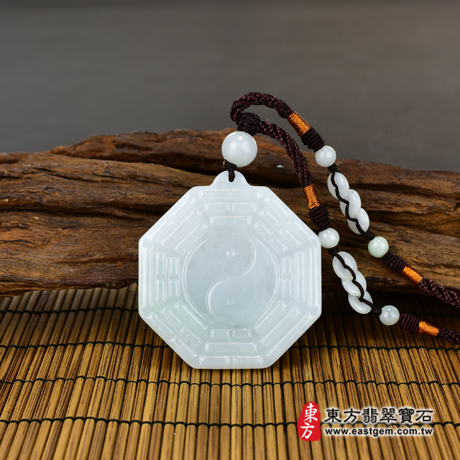 翡翠八卦項鍊玉珮情境照片 翡翠八卦項鍊玉珮（精工八卦太極，後天八卦：八卦牌A貨翡翠八卦玉珮、緬甸玉八卦玉墜）。淡綠色糯種八卦，ED147。客製化訂做各種翡翠八卦吊墜玉珮項鍊。★附A貨翡翠雙證書