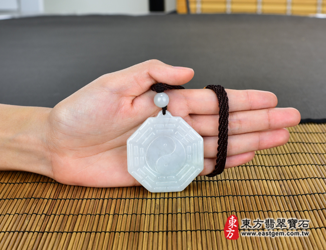 翡翠八卦項鍊玉珮大小示意照片 翡翠八卦項鍊玉珮（精工八卦太極，後天八卦：八卦牌A貨翡翠八卦玉珮、緬甸玉八卦玉墜）。淡綠色糯種八卦，ED147。客製化訂做各種翡翠八卦吊墜玉珮項鍊。★附A貨翡翠雙證書