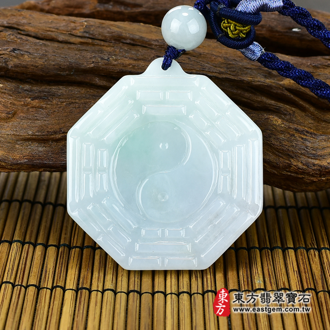 翡翠八卦項鍊玉珮正面照片 （已出售勿下標，可訂做）翡翠八卦項鍊玉珮（精工八卦太極，後天八卦：八卦牌A貨翡翠八卦玉珮、緬甸玉八卦玉墜）。淡綠色糯種八卦，ED149。客製化訂做各種翡翠八卦吊墜玉珮項鍊。★附A貨翡翠雙證書
