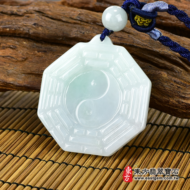 翡翠八卦項鍊玉珮右側照片 （已出售勿下標，可訂做）翡翠八卦項鍊玉珮（精工八卦太極，後天八卦：八卦牌A貨翡翠八卦玉珮、緬甸玉八卦玉墜）。淡綠色糯種八卦，ED149。客製化訂做各種翡翠八卦吊墜玉珮項鍊。★附A貨翡翠雙證書