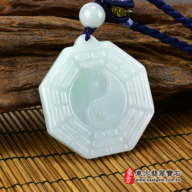 翡翠八卦項鍊玉珮左側照片 （已出售勿下標，可訂做）翡翠八卦項鍊玉珮（精工八卦太極，後天八卦：八卦牌A貨翡翠八卦玉珮、緬甸玉八卦玉墜）。淡綠色糯種八卦，ED149。客製化訂做各種翡翠八卦吊墜玉珮項鍊。★附A貨翡翠雙證書
