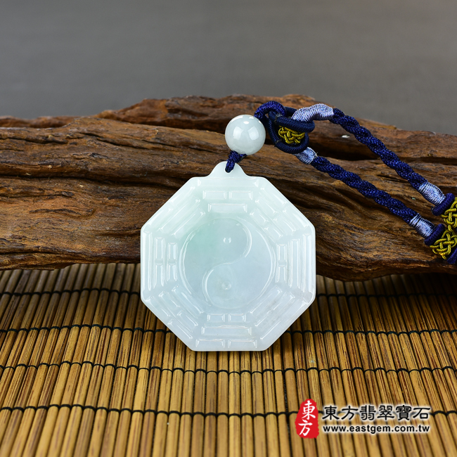 翡翠八卦項鍊玉珮情境照片（已出售勿下標，可訂做） 翡翠八卦項鍊玉珮（精工八卦太極，後天八卦：八卦牌A貨翡翠八卦玉珮、緬甸玉八卦玉墜）。淡綠色糯種八卦，ED149。客製化訂做各種翡翠八卦吊墜玉珮項鍊。★附A貨翡翠雙證書