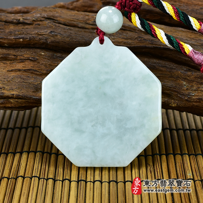 翡翠八卦項鍊玉珮背面照片 翡翠八卦項鍊玉珮（精工八卦太極，後天八卦：八卦牌A貨翡翠八卦玉珮、緬甸玉八卦玉墜）。綠色豆糯種八卦，ED153。客製化訂做各種翡翠八卦吊墜玉珮項鍊。★附A貨翡翠雙證書