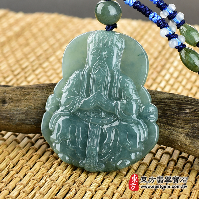 翡翠玉皇大帝項鍊玉珮右側照片 翡翠玉皇大帝項鍊玉珮（玉皇大帝：玉皇大帝牌A貨翡翠玉皇大帝玉珮、緬甸玉玉皇大帝玉墜）。綠色糯種玉皇大帝，EH011。客製化訂做各種翡翠玉皇大帝吊墜玉珮項鍊。★附A貨翡翠雙證書