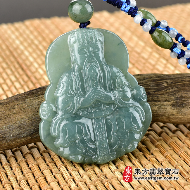 翡翠玉皇大帝項鍊玉珮左側照片 翡翠玉皇大帝項鍊玉珮（玉皇大帝：玉皇大帝牌A貨翡翠玉皇大帝玉珮、緬甸玉玉皇大帝玉墜）。綠色糯種玉皇大帝，EH011。客製化訂做各種翡翠玉皇大帝吊墜玉珮項鍊。★附A貨翡翠雙證書