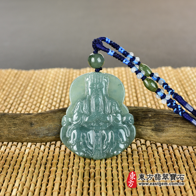 翡翠玉皇大帝項鍊玉珮情境照片 翡翠玉皇大帝項鍊玉珮（玉皇大帝：玉皇大帝牌A貨翡翠玉皇大帝玉珮、緬甸玉玉皇大帝玉墜）。綠色糯種玉皇大帝，EH011。客製化訂做各種翡翠玉皇大帝吊墜玉珮項鍊。★附A貨翡翠雙證書