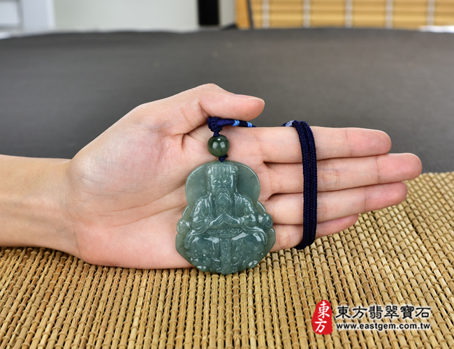翡翠玉皇大帝項鍊玉珮大小示意照片 翡翠玉皇大帝項鍊玉珮（玉皇大帝：玉皇大帝牌A貨翡翠玉皇大帝玉珮、緬甸玉玉皇大帝玉墜）。綠色糯種玉皇大帝，EH011。客製化訂做各種翡翠玉皇大帝吊墜玉珮項鍊。★附A貨翡翠雙證書