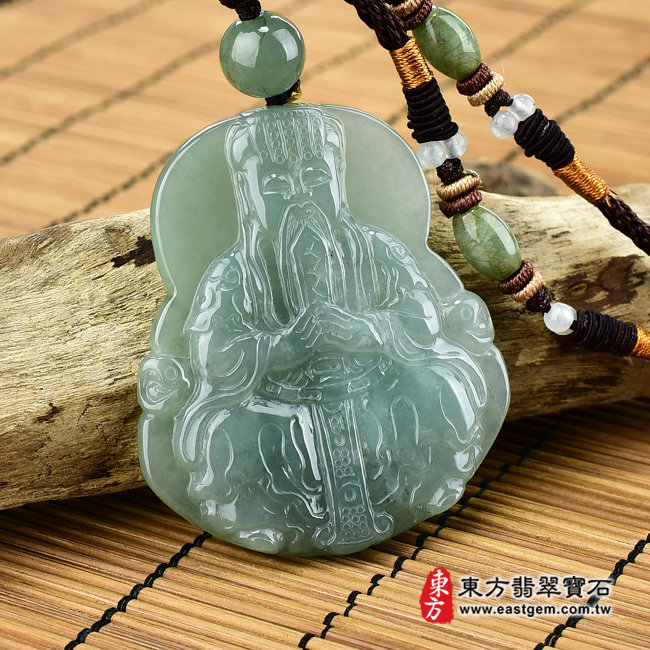 翡翠玉皇大帝項鍊玉珮左側照片 （已出售勿下標，可訂做）翡翠玉皇大帝項鍊玉珮（玉皇大帝：玉皇大帝牌A貨翡翠玉皇大帝玉珮、緬甸玉玉皇大帝玉墜）。綠色糯種玉皇大帝，EH012。客製化訂做各種翡翠玉皇大帝吊墜玉珮項鍊。★附A貨翡翠雙證書
