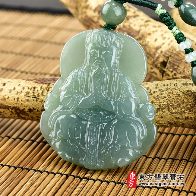 翡翠玉皇大帝項鍊玉珮右側照片 翡翠玉皇大帝項鍊玉珮（玉皇大帝：玉皇大帝牌A貨翡翠玉皇大帝玉珮、緬甸玉玉皇大帝玉墜）。綠色糯種油青玉皇大帝，EH014。客製化訂做各種翡翠玉皇大帝吊墜玉珮項鍊。★附A貨翡翠雙證書