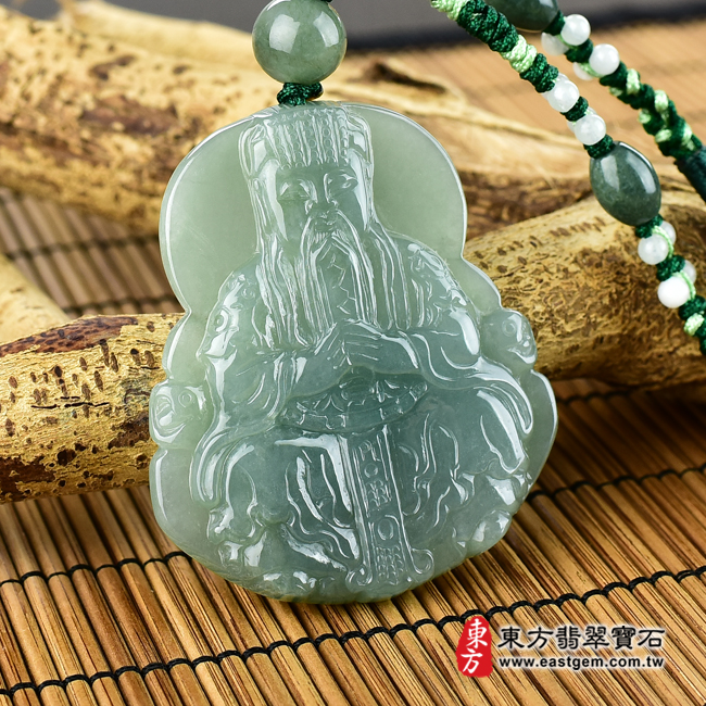 翡翠玉皇大帝項鍊玉珮左側照片 翡翠玉皇大帝項鍊玉珮（玉皇大帝：玉皇大帝牌A貨翡翠玉皇大帝玉珮、緬甸玉玉皇大帝玉墜）。綠色糯種油青玉皇大帝，EH014。客製化訂做各種翡翠玉皇大帝吊墜玉珮項鍊。★附A貨翡翠雙證書