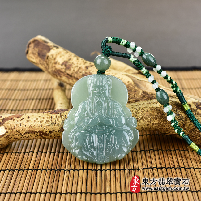 翡翠玉皇大帝項鍊玉珮情境照片 翡翠玉皇大帝項鍊玉珮（玉皇大帝：玉皇大帝牌A貨翡翠玉皇大帝玉珮、緬甸玉玉皇大帝玉墜）。綠色糯種油青玉皇大帝，EH014。客製化訂做各種翡翠玉皇大帝吊墜玉珮項鍊。★附A貨翡翠雙證書